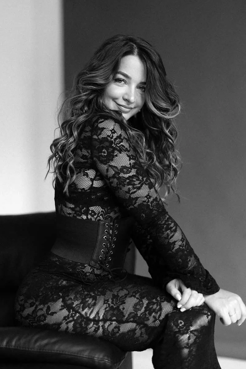 Photographe grossesse Yvelines, portrait de Claudia Pereira au studio